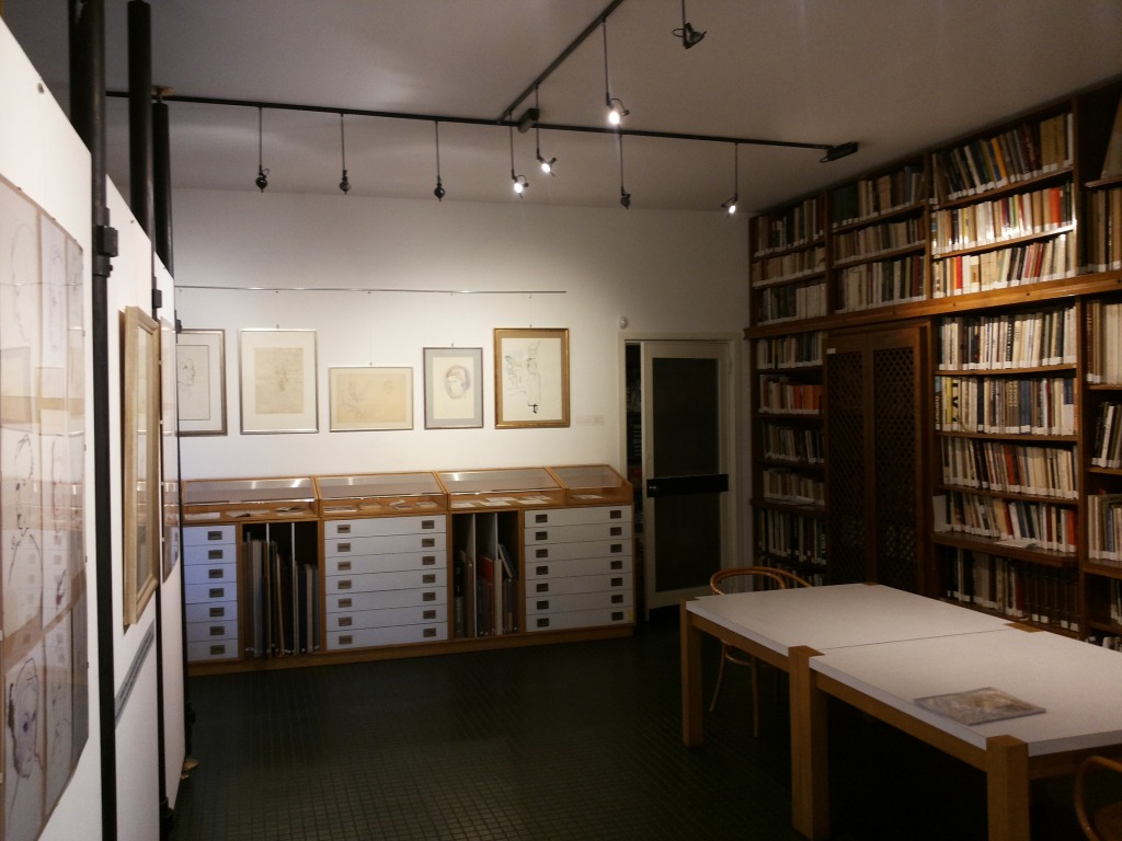 Allestimento della mostra "Lavorare ogni giorno. I disegni di Ernesto Treccani" allestita presso la Fondazione Corrente.