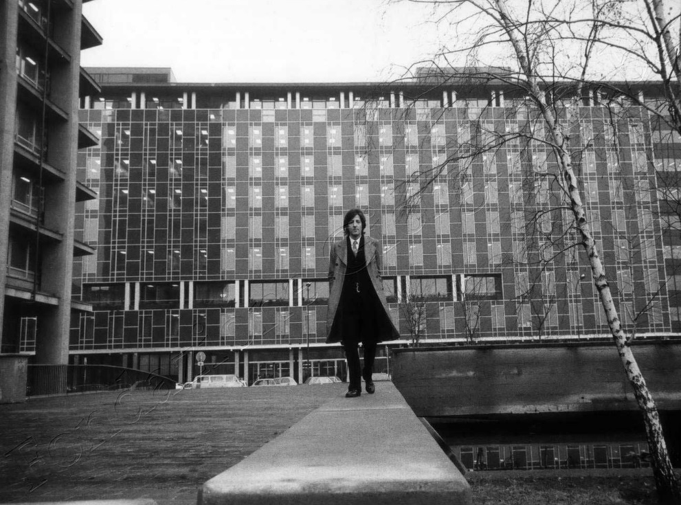 1971, Giorgio Gaber posa davanti al palazzo Stipel (Foto © Luigi Ciminaghi)
