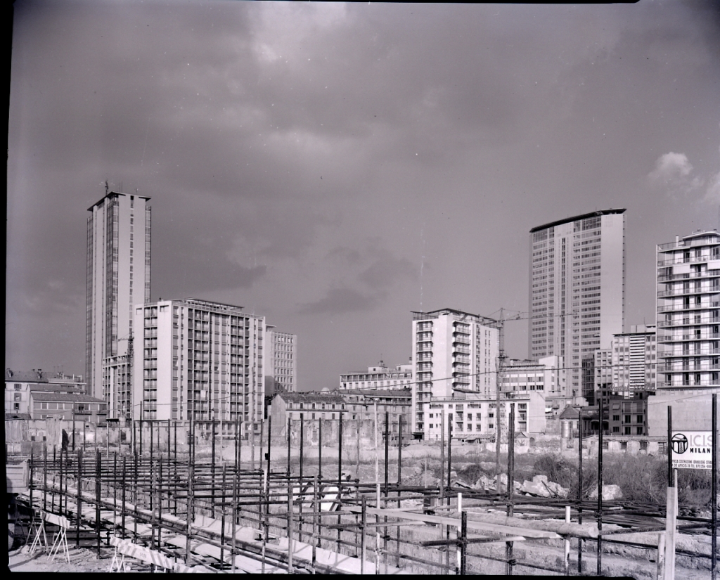 1965, La torre Galfa, a sinistra, e il grattacielo Pirelli (Foto Paolo Monti)