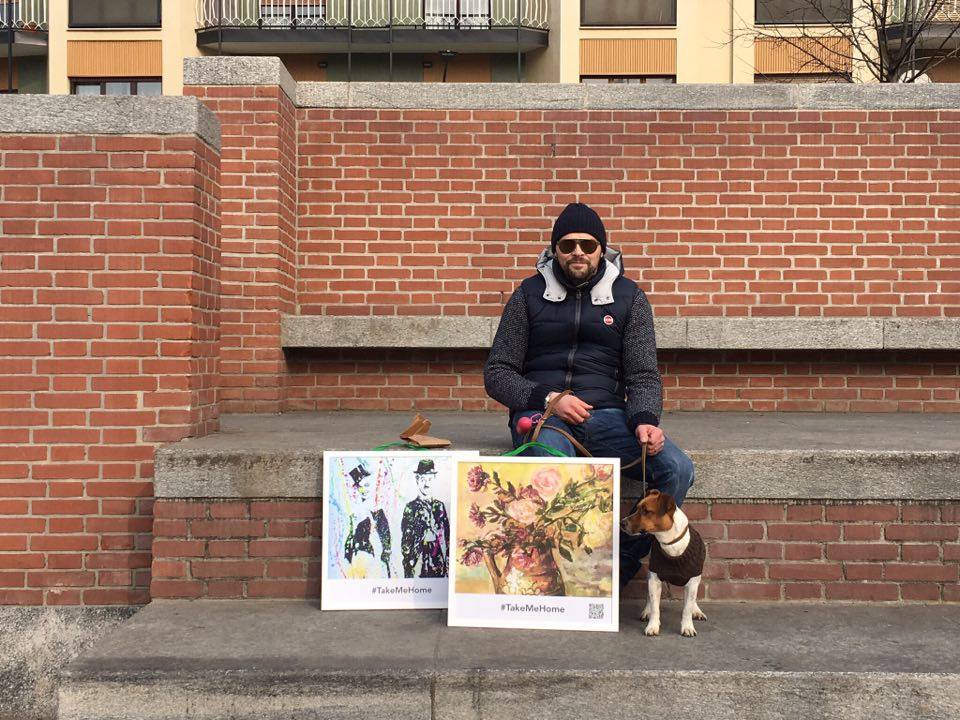 Alessandro ha portato a casa un dipinto per sé e uno per la fidanzata.