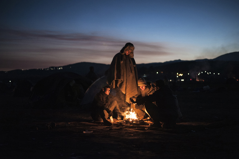 Idomeni, Grecia, dicembre 2015. Migranti e profughi in attesa di attraversare il confine tra la Grecia e Macedonia. 