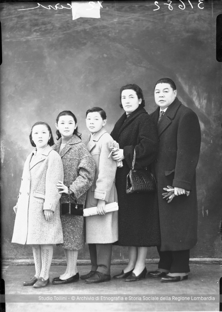  Studio TolliniRitratto di famiglia. Immigrato cinese con moglie e figlie, 1950. Archivio di Etnografiae Storia Sociale della RegioneLombardia.